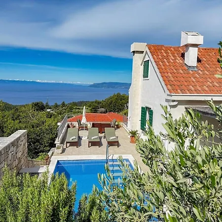 Gemuetliches Ferienhaus Mit Beheiztem Pool In Ruhiger Lage Oberhalb Makarska