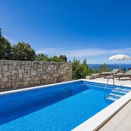 Gemuetliches Ferienhaus Mit Beheiztem Pool In Ruhiger Lage Oberhalb